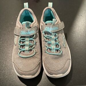 SKECHERS - GIRLS BOBS SQUAD-GLITTER MADNESS SLIP ON SHOE size 1. Silver and teal